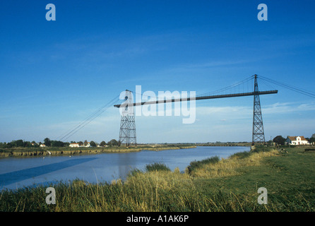 Transporter Bridge construit sur une rivière dans le marais de télévision est de La Rochelle Banque D'Images