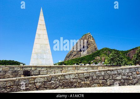 Monument en forme d'un obélisque, le fondateur de la ville de Rio de Janeiro Estacio de Sa avec du pain à l'arrière-plan. Banque D'Images