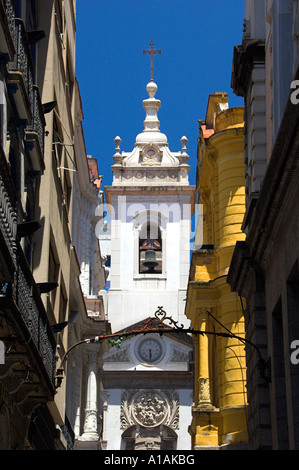 Rues étroites et une vieille église coloniale dans le centre-ville de Rio de Janeiro Brésil Banque D'Images