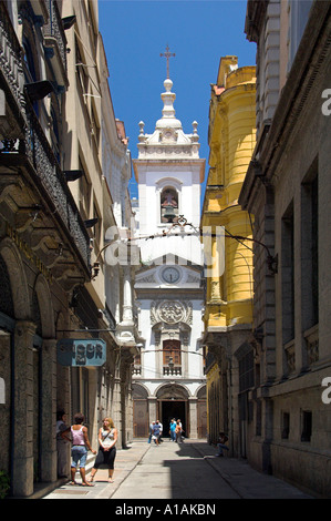 Rues étroites et une vieille église coloniale dans le centre-ville de Rio de Janeiro Brésil Banque D'Images