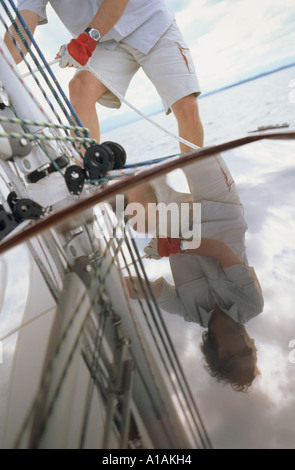 La réflexion de l'homme sur le pont de bateau Banque D'Images