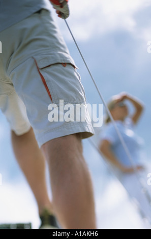 Les jambes de l'homme sur un bateau avec woman in background Banque D'Images