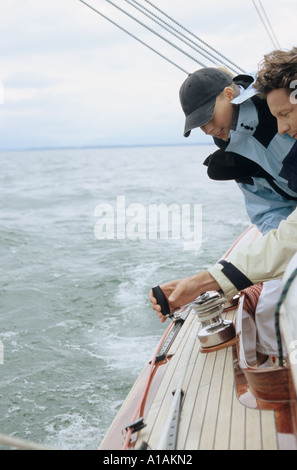 En tournant la poignée de manivelle couple on boat Banque D'Images