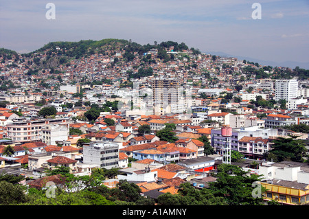 La favella bidonvilles sur les collines entourent l'église de Nossa Senhora da Penha de Franca church à Rio de Janeiro Brésil Banque D'Images