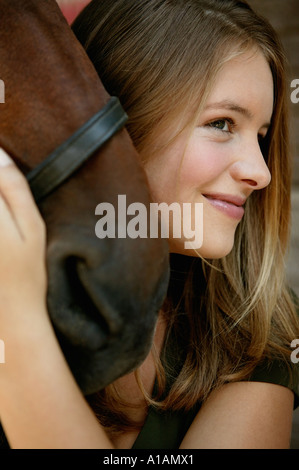 Jeune femme et son cheval Banque D'Images