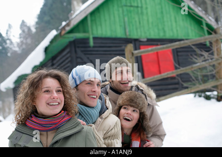 Amis à l'extérieur dans la neige Banque D'Images