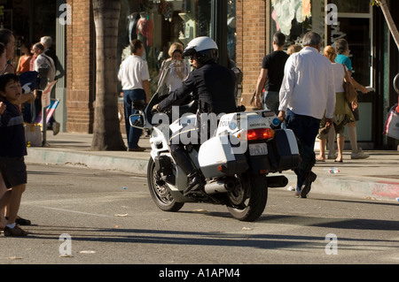 California Highway Patrol Officer riding a motorcycle au défilé Doo-Dah à Pasadena en Californie Banque D'Images
