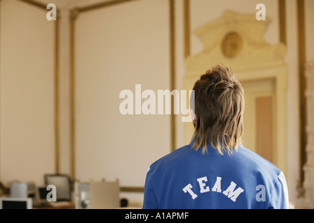 Jeune homme dans une chambre richement ornée Banque D'Images