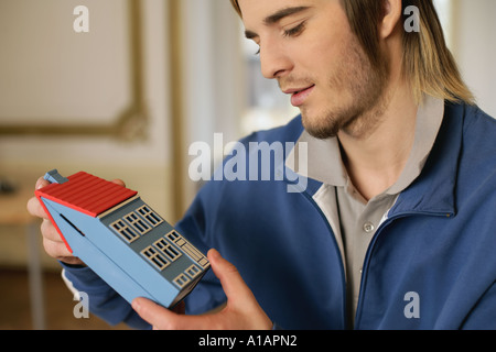 Man holding a model house Banque D'Images