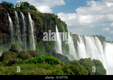 Les chutes d'Iguaçu et la gorge de la rivière Iguaçu, vu du côté brésilien Banque D'Images