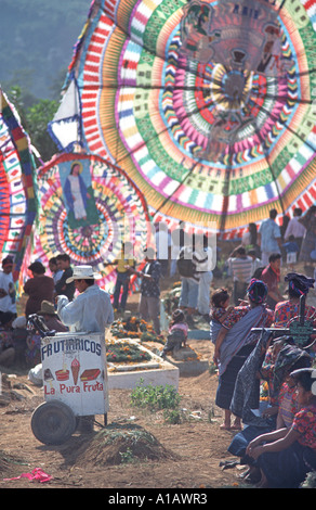 Au Guatemala la ville de Santiago Sacatepequez marque le Jour de la mort avec un festival de cerfs-volants géants dans le cimetière Banque D'Images