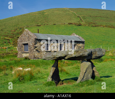 L'Irlande, le comté de Kerry, péninsule de Dingle, petite maison construite en pierre sur un irlandais à distance du côté de la montagne, de façon sauvage de l'Atlantique, Banque D'Images