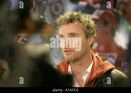 Ancien pilote de course de Formule 1 Eddie Irvine interviewée à Eddie Irvine Sports à Bangor en Irlande du Nord du comté de Down Banque D'Images