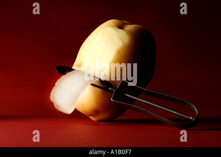 POMME DE TERRE DE PEELING Banque D'Images