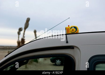 Un portrait d'un toit de voiture avec un jouet pour les enfants de couleur vive sur le dessus de l'appareil photo Banque D'Images