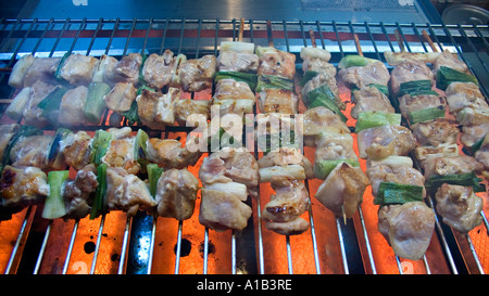 Poulet yakitori et les légumes sur les brochettes, cuire sur des charbons ardents Le Japon Kyoto Banque D'Images