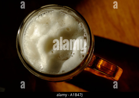 Beer mug rempli de bière Banque D'Images