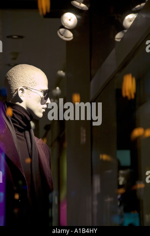 Un mannequin portant un manteau foncé et des lunettes de soleil dans une vitrine de magasin montre Prague république tchèque Banque D'Images