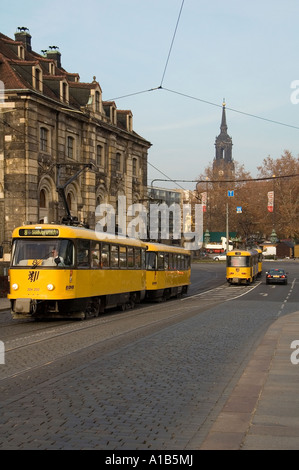 Traversée de tramway Friedrich August Pont sur Elbe dans la ville de Dresde, capitale de l'Est de l'état allemand de Basse-Saxe en Allemagne Banque D'Images