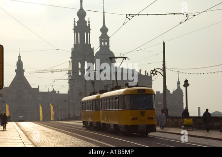 Traversée de tramway Friedrich August Pont sur Elbe et dans la Hofkirche ville de Dresde, capitale de l'Est de l'état allemand de Basse-Saxe en Allemagne Banque D'Images