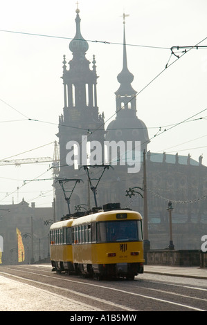 Traversée de tramway Friedrich August Pont sur Elbe et dans la Hofkirche ville de Dresde, capitale de l'Est de l'état allemand de Basse-Saxe en Allemagne Banque D'Images