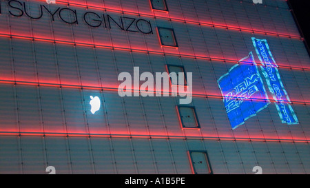 Détail architectural de la Ginza Matsuya department store avec les réflexions de logos dans la façade en verre Tokyo JAPON Banque D'Images