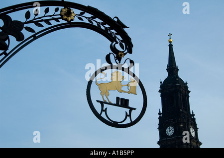 Fer forgé médiéval signe d'un pub restaurant dans la ville de Dresde, capitale de l'Est de l'état allemand de Basse-Saxe en Allemagne Banque D'Images