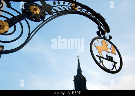 Fer forgé médiéval signe d'un pub restaurant dans la ville de Dresde, capitale de l'Est de l'état allemand de Basse-Saxe en Allemagne Banque D'Images