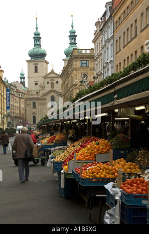 Fruits et légumes à vendre au marché Havelské tržiště Havel un marché en plein air dynamique situé dans la vieille ville de Prague, en République tchèque. Banque D'Images
