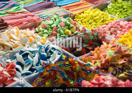 Une vitrine vibrante de bonbons gélifiés en vrac aux formes et saveurs variées disposés dans des bacs transparents au marché Carmel de Tel Aviv, Israël Banque D'Images