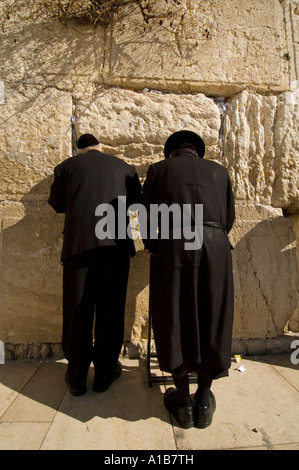 Les hommes juifs ultra orthodoxe dans l'ouest de deuil ou mur des lamentations sur Tisha Be'Av fête de la vieille ville de Jérusalem-Est Israël Banque D'Images