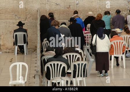 Une barrière divisant les hommes et les femmes juives au mur occidental ou Mur des lamentations vieille ville Jérusalem Israël Banque D'Images