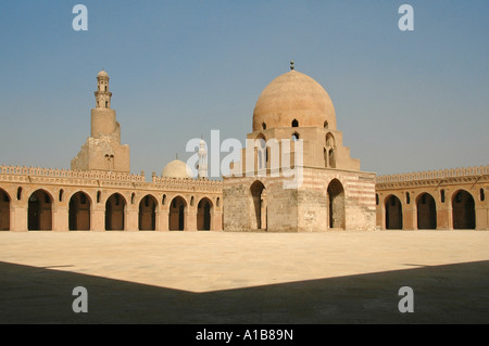 Le minaret en spirale et fontaine d'ablution (sabil) de la mosquée Ibn Tulun la plus ancienne mosquée au Caire pour survivre dans sa forme originale, l'Égypte Banque D'Images
