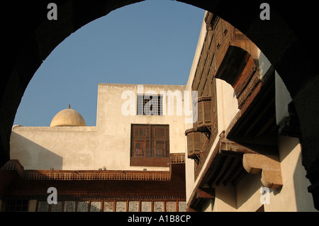 Mashrabiya Fine windows à la cour intérieure de Bayt ('Al-Suhaymi Chambre des Suhaymi') vieille époque ottomane house museum construit en 1648 au Vieux Caire Egypte Banque D'Images