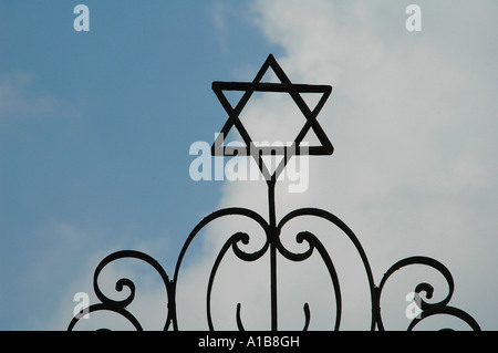 Balustrade en fer Art nouveau avec l'étoile juive de David à la synagogue Ben Ezra aussi El-Geniza Synagogue‎ ou Synagogue des Levantins dans le Vieux Caire Egypte Banque D'Images