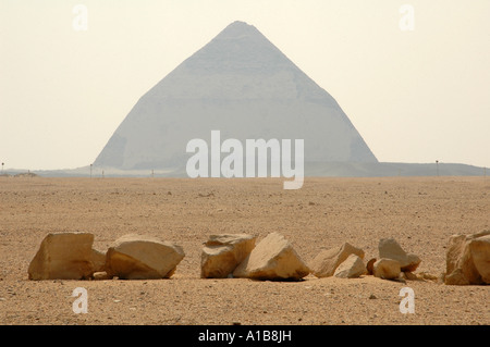 La pyramide rhomboïdale construite par l'Ancien Empire Pharaon Sneferu situé à la nécropole royale de Dahchour, près du Caire, Egypte Banque D'Images