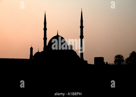 Les dômes et les minarets de la Mosquée Mohammed Ali à la civilisation islamique médiévale ou Saladin, Salah ad Din Citadelle sur la colline du Mokattam près du centre du Caire Egypte Banque D'Images