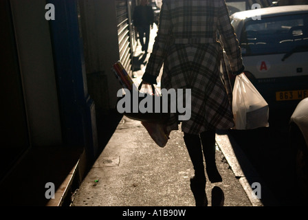 Un portrait d'une femme et ses jambes shopping sacs shopping avec du papier d'emballage Banque D'Images