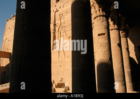 Les colonnes sculptées du temple de Philae sur l'île Agilkia dans le réservoir du barrage d'Assouan Egypte basse Banque D'Images