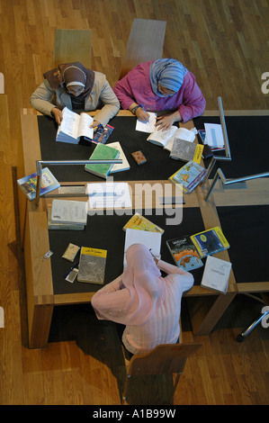 Les étudiants égyptiens portant Hijab étudie à la Bibliotheca Alexandrina une grande bibliothèque et centre culturel dans la ville d'Alexandrie, du nord de l'Egypte Banque D'Images