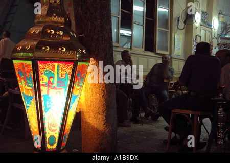 Les fumeurs de narguilé narguilé dans un café du centre-ville du Caire Egypte Banque D'Images