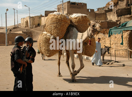 Des soldats égyptiens armés patrouillant dans la ville d'el-'Araba el Madfuna aussi connu comme Arabet Abydos en Egypte Banque D'Images