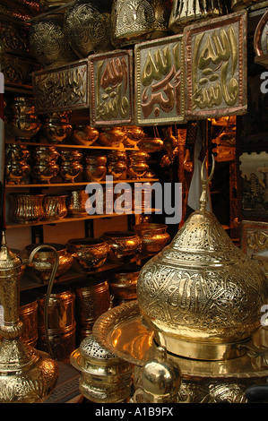 Handcrafted Metal Works à vendre à Khan el-Khalili, un grand souk dans le centre historique du Caire islamique Égypte Banque D'Images