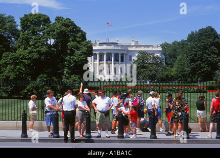 Les touristes et les touristes en face de la Maison Blanche à Washington DC USA J Hodson Banque D'Images