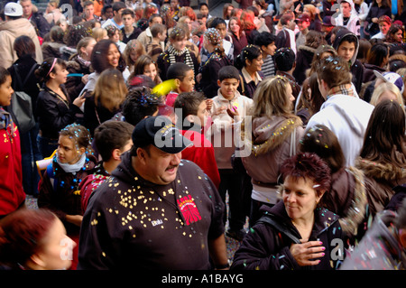 La foule à la traditionnelle du marché de l'oignon (Zibelemärit Zweibelmarkt) à Berne, Suisse Banque D'Images