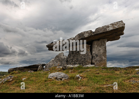 Dolmen de poulnabrone, burren, Clare, Irlande Banque D'Images