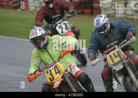 Course de motocross sur la voie de l'article les virages à Nutts Corner sport center le comté d'Antrim en Irlande du Nord Banque D'Images