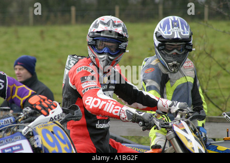 Jeremy McWilliams sur la ligne de départ d'un événement de motocross à Nutts Corner sport center le comté d'Antrim en Irlande du Nord Banque D'Images