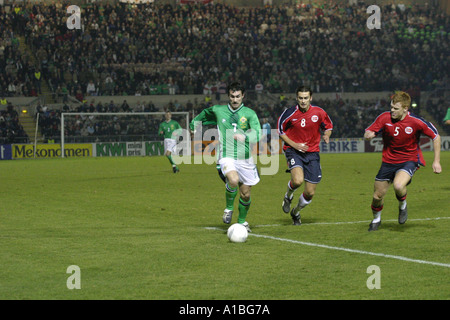 Le milieu de l'Irlande du Nord Norvège Keith Gillespie humains Magne Hoset 8 John Arne Riise 5 Windsor Park à Belfast Banque D'Images