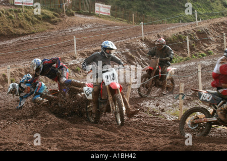 Accident sur un coude avec cavaliers tomber à l'eau sale de boue motocross réunion à Desertmartin comté de Derry en Irlande du Nord Banque D'Images